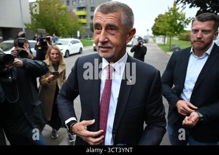 Prague, République tchèque. 04 octobre 2025. Andrej Babis, ancien premier ministre tchèque et chef du parti ANO, est arrivé au siège du parti ANO à Prague après la fermeture des bureaux de vote des élections du parlement tchèque. Le parti ANO a remporté les élections selon les derniers sondages électoraux, suivi par la coalition SPOLU dirigée par l'actuel premier ministre tchèque Petr Fiala. Crédit : SOPA images Limited/Alamy Live News Banque D'Images