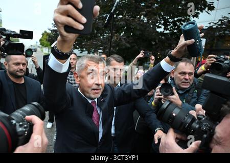 Prague, République tchèque. 04 octobre 2025. Andrej Babis, ancien premier ministre tchèque et chef du parti ANO, est arrivé au siège du parti ANO à Prague après la fermeture des bureaux de vote des élections du parlement tchèque. Le parti ANO a remporté les élections selon les derniers sondages électoraux, suivi par la coalition SPOLU dirigée par l'actuel premier ministre tchèque Petr Fiala. Crédit : SOPA images Limited/Alamy Live News Banque D'Images