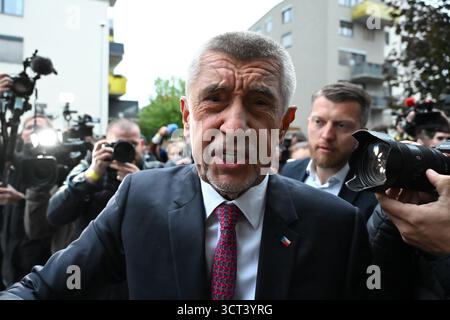 Prague, République tchèque. 04 octobre 2025. Andrej Babis, ancien premier ministre tchèque et chef du parti ANO, est arrivé au siège du parti ANO à Prague après la fermeture des bureaux de vote des élections du parlement tchèque. Le parti ANO a remporté les élections selon les derniers sondages électoraux, suivi par la coalition SPOLU dirigée par l'actuel premier ministre tchèque Petr Fiala. Crédit : SOPA images Limited/Alamy Live News Banque D'Images