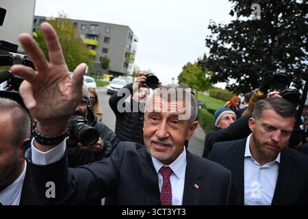 Prague, République tchèque. 04 octobre 2025. Andrej Babis, ancien premier ministre tchèque et chef du parti ANO, est arrivé au siège du parti ANO à Prague après la fermeture des bureaux de vote des élections du parlement tchèque. Le parti ANO a remporté les élections selon les derniers sondages électoraux, suivi par la coalition SPOLU dirigée par l'actuel premier ministre tchèque Petr Fiala. Crédit : SOPA images Limited/Alamy Live News Banque D'Images