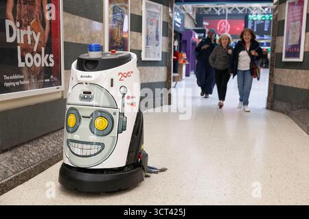 À la gare de Charing Cross à Londres, un robot nettoyeur appelé Scrubsy fait son chemin le long du couloir, balayant le sol au fur et à mesure. Anna Watson/Alamy Banque D'Images