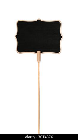 Petit signe noir de tableau noir sur bâton en bois isolé sur fond blanc. Banque D'Images
