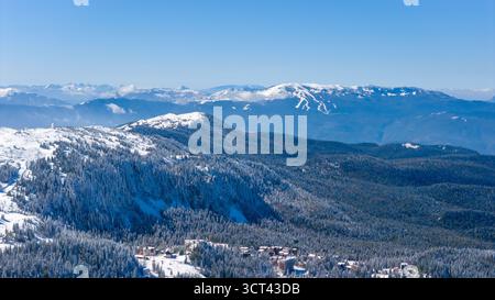 Jahorina, Bosnie-Herzégovine – 4 octobre 2025. Vue aérienne des crêtes de montagne enneigées après une chute de neige début octobre sous un ciel bleu clair Banque D'Images