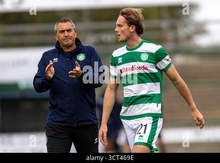 Yeovil, Royaume-Uni. 04 octobre 2025. Harvey Greenslade de Yeovil Town & Richard Dryden Enterprise National League match entre Yeovil Town et Boreham Wood au stade Huish Park, Yeovil photo by Credit : Martin Edwards/Alamy Live News Banque D'Images