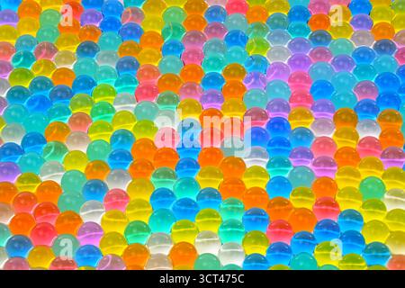 Une mosaïque colorée de petites sphères claires et colorées. L'image est vibrante et vivante, avec un sentiment de jeu et de plaisir. Les couleurs de la spher Banque D'Images