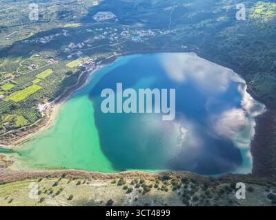 Pittoresque lac Kournas en Crète sur la vue aérienne de jour ensoleillé. Banque D'Images