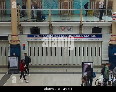 Les portes métalliques fermées des lignes de métro londoniennes à Liverpool Street Station, Londres, Royaume-Uni Banque D'Images