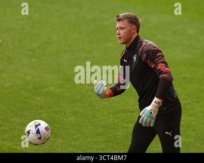 BLACKPOOL, ANGLETERRE - 4 OCTOBRE : Bailey Peacock-Farrell de Blackpool se réchauffe avant le match EFL League One entre Blackpool et AFC Wimbledon à Bloomfield Road le 4 octobre 2025 à Blackpool, Royaume-Uni. (Photo de Mitch Davidson/Blackpool FC) crédit : Mitchel Davidson/Alamy Live News Banque D'Images