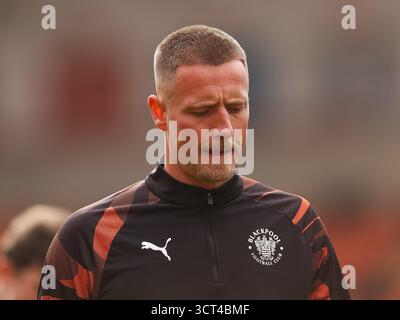 BLACKPOOL, ANGLETERRE - 4 OCTOBRE : Fraser Horsfall de Blackpool se réchauffe avant le match EFL League One entre Blackpool et AFC Wimbledon à Bloomfield Road le 4 octobre 2025 à Blackpool, Royaume-Uni. (Photo de Mitch Davidson/Blackpool FC) crédit : Mitchel Davidson/Alamy Live News Banque D'Images