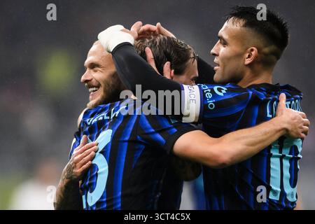 Nicolo Barella du FC Internazionale célèbre avec Federico Dimarco et Lautaro Martinez du FC Internazionale lors du match de Serie A entre le FC Internazionale et l'US Cremonese. Banque D'Images