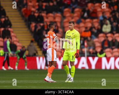 BLACKPOOL, ANGLETERRE - 4 OCTOBRE : CJ Hamilton et Bailey Peacock-Farrell de Blackpool parlent lors du match EFL League One entre Blackpool et AFC Wimbledon à Bloomfield Road le 4 octobre 2025 à Blackpool, Royaume-Uni. (Photo de Mitch Davidson/Blackpool FC) crédit : Mitchel Davidson/Alamy Live News Banque D'Images