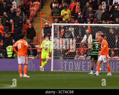 BLACKPOOL, ANGLETERRE - 4 OCTOBRE : Bailey Peacock-Farrell de Blackpool frise devant la pénalité de l'AFC Wimbledon lors du match EFL League One entre Blackpool et l'AFC Wimbledon à Bloomfield Road le 4 octobre 2025 à Blackpool, Royaume-Uni. (Photo de Mitch Davidson/Blackpool FC) crédit : Mitchel Davidson/Alamy Live News Banque D'Images