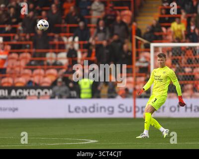 BLACKPOOL, ANGLETERRE - 4 OCTOBRE : Bailey Peacock-Farrell de Blackpool prend un coup franc lors du match EFL League One entre Blackpool et AFC Wimbledon à Bloomfield Road le 4 octobre 2025 à Blackpool, Royaume-Uni. (Photo de Mitch Davidson/Blackpool FC) crédit : Mitchel Davidson/Alamy Live News Banque D'Images