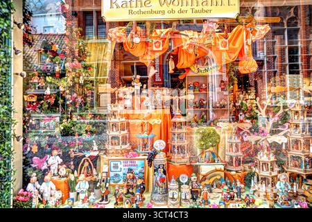 Vitrine colorée de boutique de bonbons et de chocolat à Bruges remplie de bonbons, de décorations et d'emballages orange vif Banque D'Images
