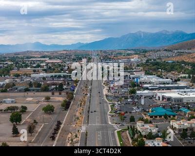Vue aérienne de Carson City avec routes, bâtiments et montagnes Banque D'Images