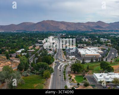 Vue aérienne de Carson City avec routes, bâtiments et collines Banque D'Images