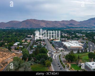 Vue aérienne de Carson City avec routes, bâtiments et montagnes Banque D'Images