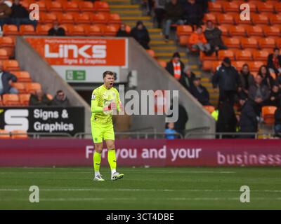 BLACKPOOL, ANGLETERRE - 4 OCTOBRE : Bailey Peacock-Farrell de Blackpool crie des instructions lors du match EFL League One entre Blackpool et AFC Wimbledon à Bloomfield Road le 4 octobre 2025 à Blackpool, Royaume-Uni. (Photo de Mitch Davidson/Blackpool FC) crédit : Mitchel Davidson/Alamy Live News Banque D'Images