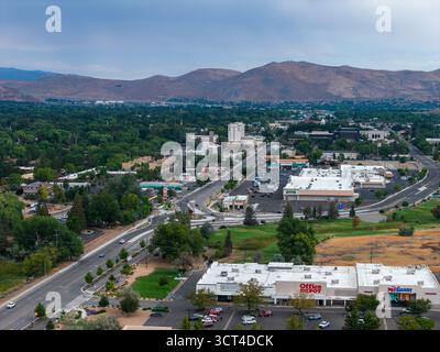 Vue aérienne de Carson City avec des éléments urbains et naturels Banque D'Images