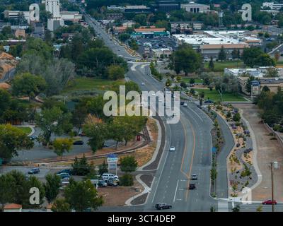 Vue aérienne de Carson City avec des routes, des bâtiments commerciaux et des arbres Banque D'Images