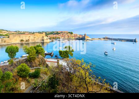 Port et ville de Collioure vus du point de vue de la Glorieta en Occitanie en France Banque D'Images