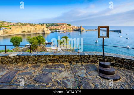 Port et ville de Collioure vus du point de vue de la Glorieta en Occitanie en France Banque D'Images