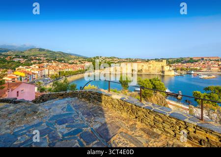 Port et ville de Collioure vus du point de vue de la Glorieta en Occitanie en France Banque D'Images