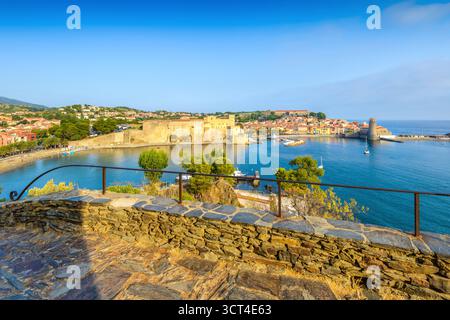 Port et ville de Collioure vus du point de vue de la Glorieta en Occitanie en France Banque D'Images