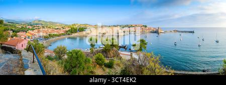 Port et ville de Collioure vus du point de vue de la Glorieta en Occitanie en France Banque D'Images