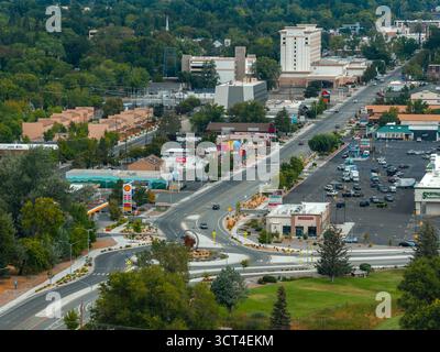 Vue aérienne de Carson City avec des routes, des bâtiments et de la verdure Banque D'Images