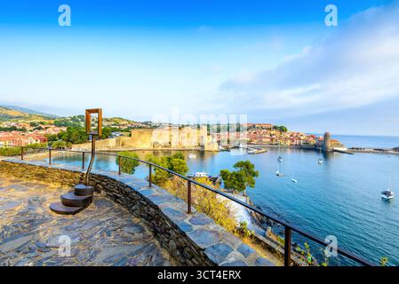Port et ville de Collioure vus du point de vue de la Glorieta en Occitanie en France Banque D'Images