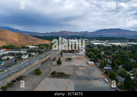 Vue aérienne de Carson City avec routes, collines et zones urbaines Banque D'Images
