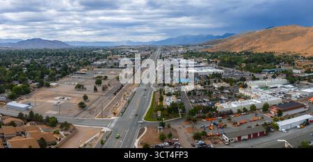 Vue aérienne de Carson City avec l'autoroute et les collines environnantes Banque D'Images