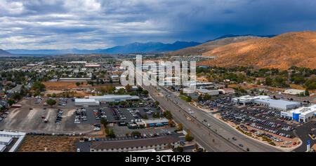 Vue aérienne de Carson City avec routes, bâtiments et collines Banque D'Images