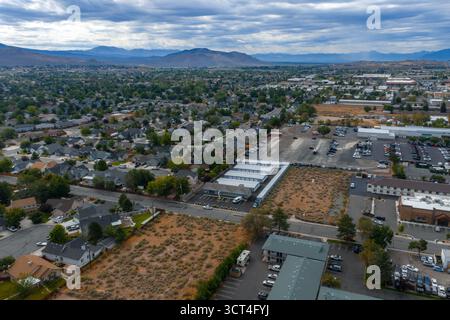 Vue aérienne de Carson City avec caractéristiques urbaines et naturelles Banque D'Images