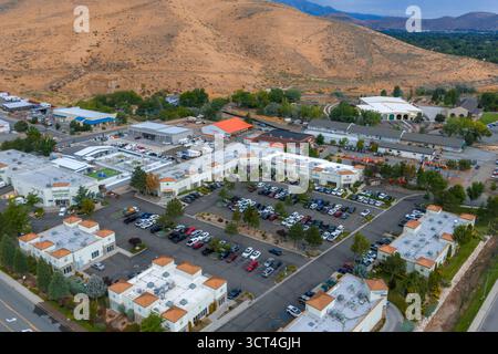 Vue aérienne de la zone commerciale de Carson City et de la colline accidentée Banque D'Images