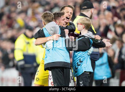 ÉDIMBOURG, ÉCOSSE - 04 OCTOBRE : Cameron Devlin de Hearts (l) et Alexander Schwolow de Hearts célèbrent avec des garçons de balle à temps plein lors d’un match de première classe de William Hill entre Heart of Midlothian et Hibernian au Tynecastle Park, le 04 octobre 2025, à Édimbourg, en Écosse. (Photo de Paul Byars / Alamy Live News) Banque D'Images