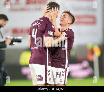 ÉDIMBOURG, ÉCOSSE - 04 OCTOBRE : Craig Halkett de Hearts (l) et Cameron Devlin de Hearts célèbrent à temps plein lors d'un match William Hill Premiership entre Heart of Midlothian et Hibernian au Tynecastle Park, le 04 octobre 2025, à Édimbourg, en Écosse. (Photo de Paul Byars / Alamy Live News) Banque D'Images