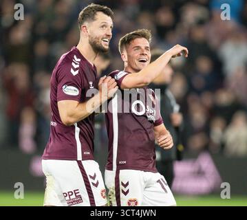ÉDIMBOURG, ÉCOSSE - 04 OCTOBRE : Craig Halkett de Hearts (l) et Cameron Devlin de Hearts célèbrent à temps plein lors d'un match William Hill Premiership entre Heart of Midlothian et Hibernian au Tynecastle Park, le 04 octobre 2025, à Édimbourg, en Écosse. (Photo de Paul Byars / Alamy Live News) Banque D'Images