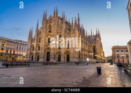 Cathédrale de Milan ou Duomo di Milano, éclairée à l'heure bleue avant le lever du soleil sur la place vide du Duomo, Milan, Lombardie, Italie. Banque D'Images