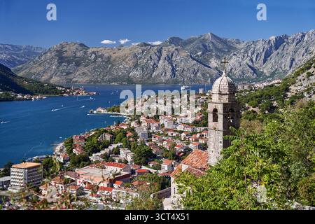 Le clocher en pierre de l'église historique notre-Dame de la santé sur les murs de la forteresse médiévale de Kotor, Monténégro Banque D'Images