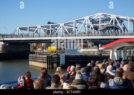 Groupe de touristes sur un bateau d'excursion et le pont de la troisième Avenue sur la rivière Harlem, Harlem, Manhattan, New York, États-Unis Banque D'Images