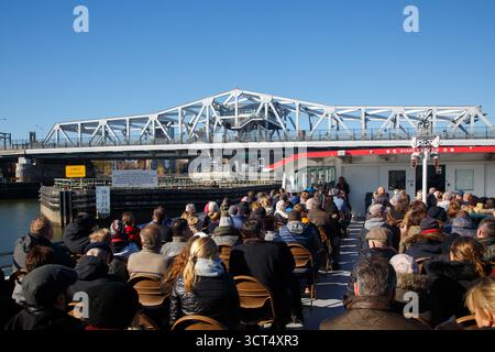 Groupe de touristes sur un bateau d'excursion et le pont de la troisième Avenue sur la rivière Harlem, Harlem, Manhattan, New York, États-Unis Banque D'Images