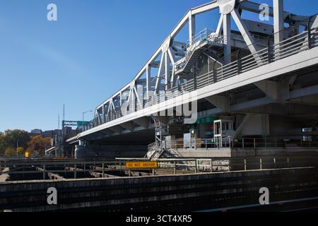 A Tour Boat and the Third Avenue Bridge over Harlem River, Harlem, Manhattan, New York City, États-Unis Banque D'Images