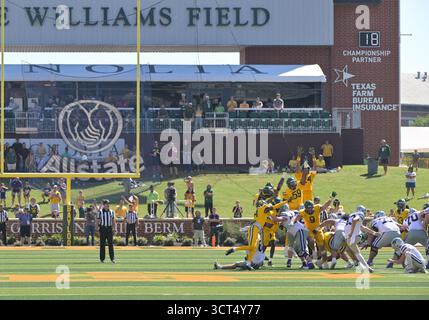 04 octobre 2025 le joueur de ligne défensif des Baylor Bears Cooper Lanz (9) bloque un dernier deuxième field goal lors de la 2e mi-temps du match de football de la NCAA entre les Wildcats du Kansas State et les Baylor Bears au McLane Stadium de Waco, Texas. Matthew Lynch/CSM Banque D'Images