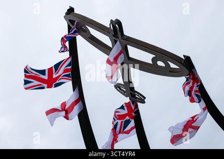 Des drapeaux patriotiques ont été placés sur l'île Spitfire à Birmingham, au Royaume-Uni. Les drapeaux de l'Union Jack et de l'Angleterre ont été drapés sur la sculpture Sentinel qui se trouve près du site où les emblématiques avions Spitfire ont été produits pendant la seconde Guerre mondiale. Sentinel est une sculpture de 16 mètres de haut (52 pieds) de Tim Tolkien, installée sur l'île Spitfire, un rond-point à l'intersection de la route Chester et de l'A47 Fort Parkway à l'entrée du domaine Castle Vale à Birmingham, en Angleterre. Banque D'Images