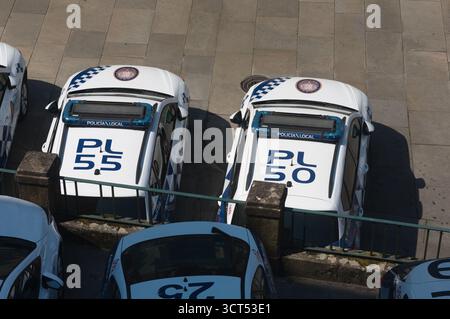 Voitures garées de la force de police locale dans le centre-ville de Santiago de Compostelle un dimanche matin paisible Banque D'Images