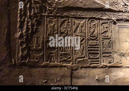 Les hiéroglyphes égyptiens et les dessins sur les murs et colonnes. La langue égyptienne, la vie des anciens dieux et les gens en hiéroglyphes et dessins Banque D'Images