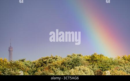 Paris, France, samedi 4 octobre 2025 ; un arc-en-ciel est photographié au-dessus de l'Hippodrome ParisLongchamp et à proximité de la Tour Eiffel, avant la course du Groupe 2 Qatar Prix Dollar 2025. Crédit JTW Equine images / Alamy Live News. Banque D'Images