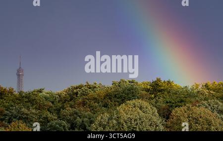 Paris, France, samedi 4 octobre 2025 ; un arc-en-ciel est photographié au-dessus de l'Hippodrome ParisLongchamp et à proximité de la Tour Eiffel, avant la course du Groupe 2 Qatar Prix Dollar 2025. Crédit JTW Equine images / Alamy Live News. Banque D'Images